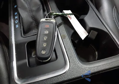 2017 Ford Escape Titanium z USA, uszkodzony, nr VIN 1FMCU9J90HUB62035